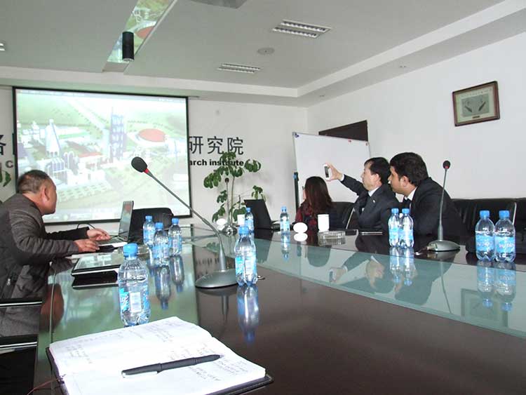 塔吉克斯坦共和國塔吉克水泥公司總經理Sohibov ZM 及助理在鄭州市科技局國際合作處胡宏濤處長陪